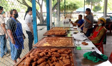 ข้าวเม่าพอกเงินล้านวัดหาดมูลกระบือของอร่อยคู่งานแข่งเรือเมืองชาละวัน