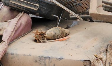 ระทึก! รถแม็คโครเก็บขยะน้ำท่วมพบลูกระเบิดปืน ค. กลางเมืองน่าน