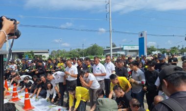 แห่อาลัยเหยื่อบึ้มเขมร!หลั่งไหลวางดอกไม้หน้าปั๊มน้ำมันบ้านผือศรีสะเกษ