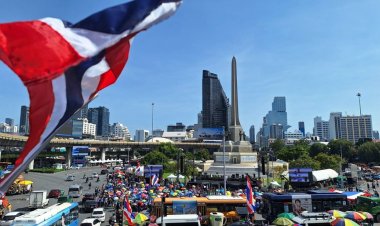 ม็อบปักหลักชุมนุมอนุสาวรีย์ชัยฯ จี้”อุ๊งค์อิง”ลาออกให้กำลังใจทหารชายแดน