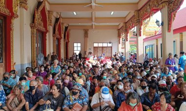 ชมรมโฮปฯ ตั้งโต๊ะลงทะเบียนเตรียมแจกข้าวสารในวันแม่แห่งชาติ