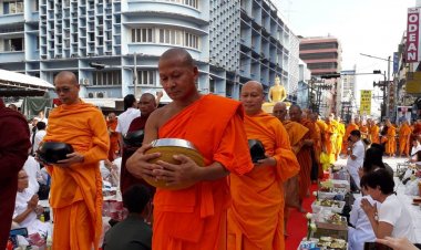 ตักบาตรพระสงฆ์ 1 หมื่นรูปนานาชาติ กลางเมืองหาดใหญ่ ส่งเสริมท่องเที่ยว-กระตุ้นศก.สงขลา