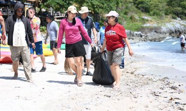 ผู้ว่าชลบุรี นำครอบครัวเก็บขยะชายหาดถ้ำพัง เกาะสีชัง สร้างจิตสำนึกรักษาสิ่งแวดล้อม