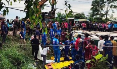 สุดเศร้า!บัสรับส่งนักเรียนบึงกาฬเสียหลักตกถนนพลิกคว่ำดับ 2 บาดเจ็บอื้อ