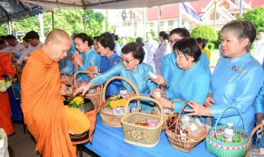 ศรีสะเกษพร้อมใจเจริญพระพุทธมนต์ทำบุญตักบาตรถวายพระราชกุศล