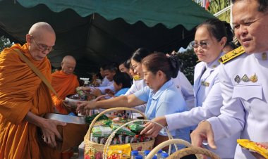 ควันหลงวันแม่แห่งชาติ!ชาวอำเภอศรีมโหสถพร้อมใจทำบุญตักบาตรถวายพระพร