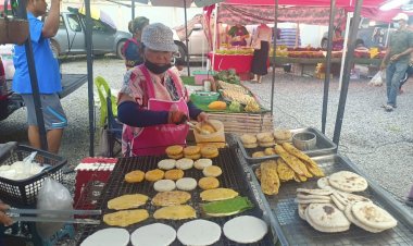 ลุงป้าสู้ชีวิตทำข้าวจี่สูตรโบราณขายสร้างรายได้ 4 พัน/วัน