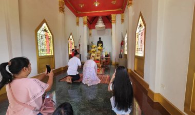 แห่กราบไหว้ขอพรศาลสมเด็จพระนเรศวรมหาราชคุมครองทหารไทย-สยบกัมพูชา