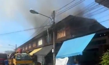 แตกตื่น!ไฟไหม้บ้านห้องแถวไม้ หวิดวอดทั้งตลาด เบื้องต้นคาดไฟฟ้าลัดวงจร