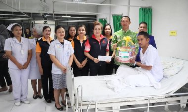 ผู้ว่าฯ นราธิวาสนำคณะรุดเยี่ยมให้กำลังใจจนท.บาดเจ็บจากคาร์บอมบ์ที่ตากใบ