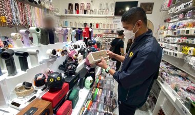 ทลายร้านขายลำโพง-หูฟังปลอม ยึดของกลางกว่า 6 แสนบาท