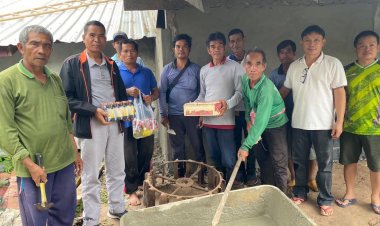 นายอำเภอกันทรลักษ์ ออกดูแลชาวบ้านที่ถูกปืนทหารเขมรถล่ม พร้อมมอบสิ่งของปลอบใจด้วย