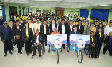 "สุนทร ปานแสงทอง" นายกอบจ.สมุทรปรากร มอบรถเข็น วีลแชร์ให้คนพิการ