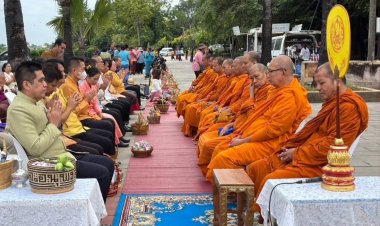 ศรีสะเกษ จัดกิจกรรม "ศรีสะเกษพร้อมใจ นุ่งผ้าไทยใส่บาตร ทำความดี วิถีพอเพียง"