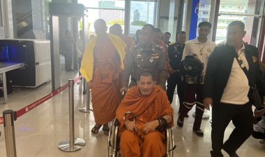 "หลวงปู่ศิลา" เเวะให้กำลังใจตำรวจ-เจิมป้าย ปปป. เสริมสิริมงคล คนแห่ล้นร่วมพิธีนับร้อย