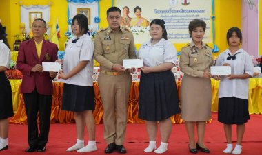 สภาสังคมสงเคราะห์ร่วมกับศรีสะเกษจัดโครงการน้ำพระทัยพระราชทานเลี้ยงอาหารกลางวันและมอบทุนการศึกษา