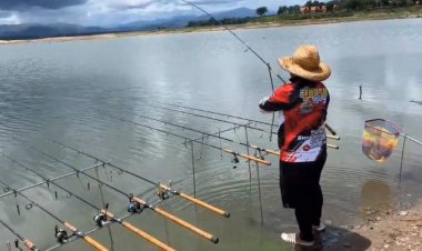 ฝนทิ้งช่วง!อ่างเก็บน้ำทับเสลาลานสักสันดอนโผล่แห่ตกปลาสร้างรายได้