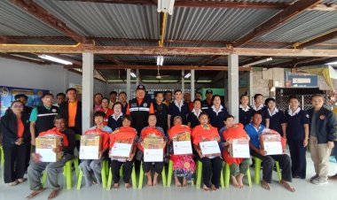 เหล่ากาชาดอำนาจเจริญมอบสิ่งของช่วยเหลือเหยื่อพายุ"คาจิกิ"พัดถล่มบ้านเรือนเสียหาย