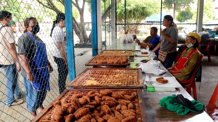 ข้าวเม่าพอกเงินล้านวัดหาดมูลกระบือของอร่อยคู่งานแข่งเรือเมืองชาละวัน