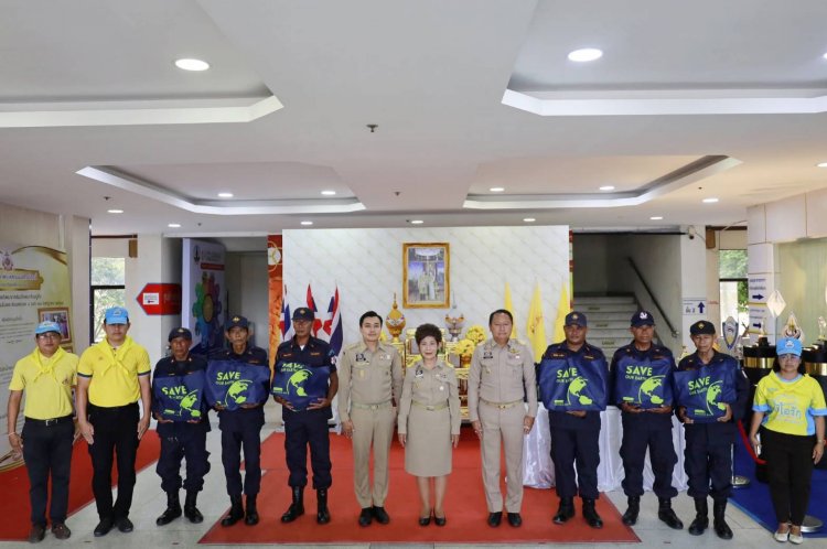 ศรีสะเกษจัดพิธีมอบชุดสิ่งของพระราชทานให้ชรบ.ดูแลสถานการณ์ชายแดน