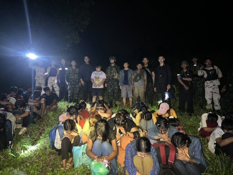 ทหารสนธิกำลังจับกุมชาวเมียนมาลอบเข้าเมือง 45 ราย พร้อมผู้นำพา รถยนต์ 4 คัน