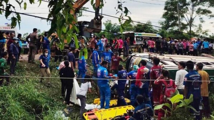 สุดเศร้า!บัสรับส่งนักเรียนบึงกาฬเสียหลักตกถนนพลิกคว่ำดับ 2 บาดเจ็บอื้อ