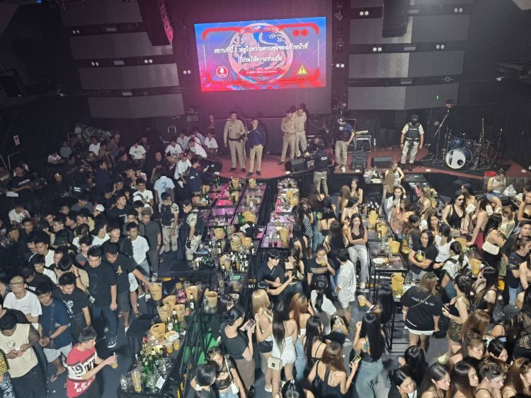 ทิ้งยาเกลื่อนพื้น ตรวจพบฉี่ม่วงนับร้อย ฝ่ายปกครองบุกจับผับดังย่านรังสิต
