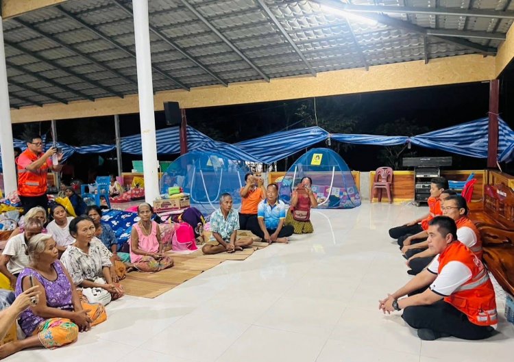 ผู้ว่าฯ ศรีสะเกษ ลงพื้นที่ตรวจเยี่ยมและให้กำลังใจผู้อพยพที่ศูนย์พักพิงชั่วคราว