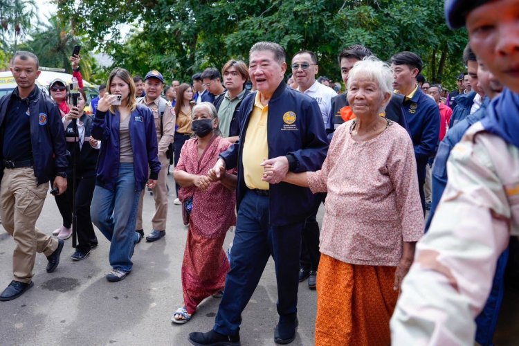 "ภูมิธรรม"นำคณะลงพื้นที่สุรินทร์ส่งผู้อพยพเดินทางกลับภูมิลำเนาหลังชายแดนสงบ
