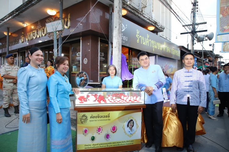 กาดต้าตง“จากเส้นใยสู่ผืนผ้า ภูมิปัญญาสู่อาภรณ์” ฟื้นฟูเศรษฐกิจชุมชนบ้านตาก