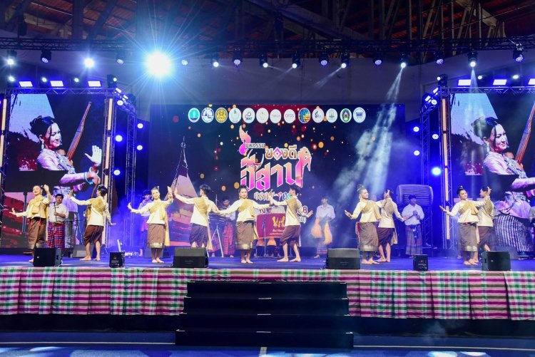 ปิดฉากมหกรรมของดีอีสาน เงินสะพัดเฉียด 100 ล.คนทะลักแห่ชม"หมอลำ-มวยไทย"