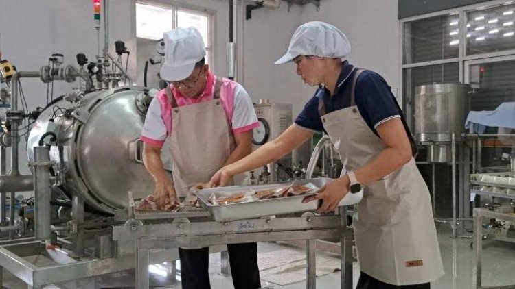 ไอเดียเจ๋ง!มมส.ผลิตอาหารสำเร็จรูป ข้าวเหนียวทอด หมูทอด  ส่งต่อชายแดนแนวหน้า
