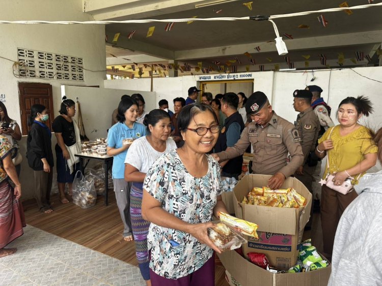 มนุษยธรรม!นอภ.ท่าสองยางมอบสิ่งของอุปโภค-บริโภคซับน้ำผู้ลี้ภัยสงครามเมียนมา