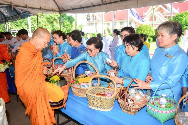 ศรีสะเกษพร้อมใจเจริญพระพุทธมนต์ทำบุญตักบาตรถวายพระราชกุศล