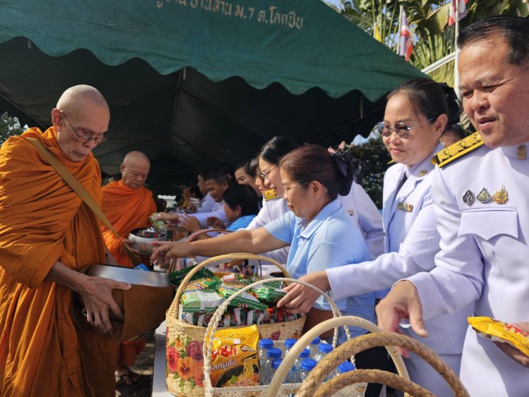 ควันหลงวันแม่แห่งชาติ!ชาวอำเภอศรีมโหสถพร้อมใจทำบุญตักบาตรถวายพระพร