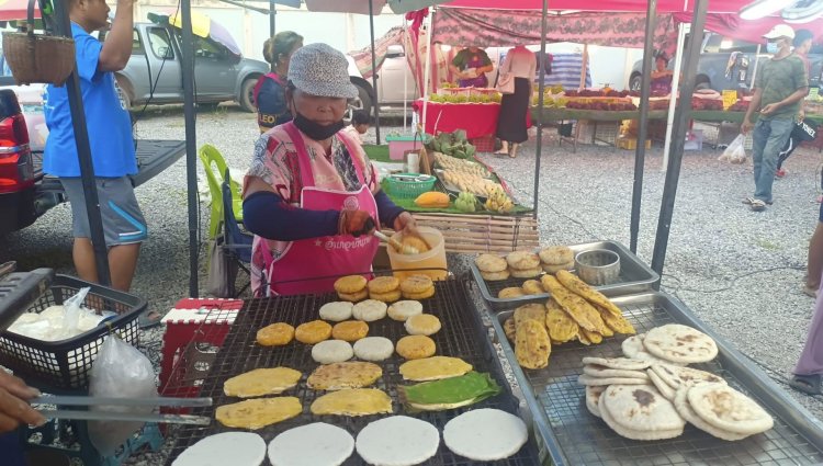 ลุงป้าสู้ชีวิตทำข้าวจี่สูตรโบราณขายสร้างรายได้ 4 พัน/วัน