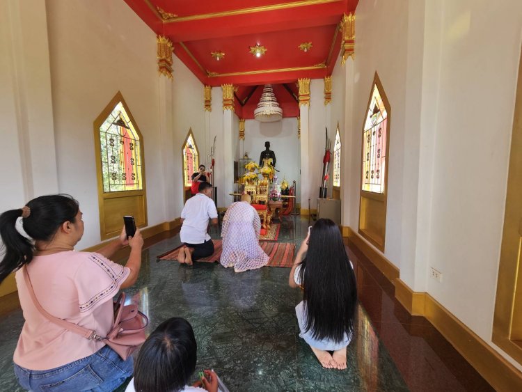 แห่กราบไหว้ขอพรศาลสมเด็จพระนเรศวรมหาราชคุมครองทหารไทย-สยบกัมพูชา