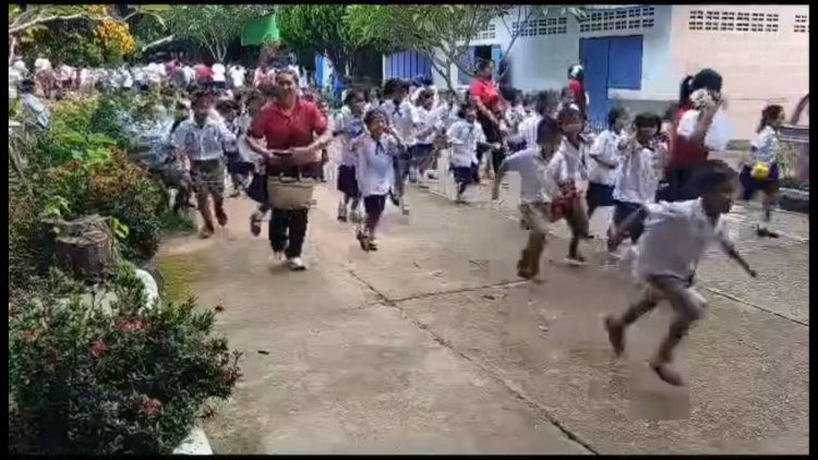 ชรบ.เข้มดูแลหมู่บ้านชายแดนขุนหาญ-ซักซ้อมอพยพหนีภัยไปยังหลุมหลบภัย
