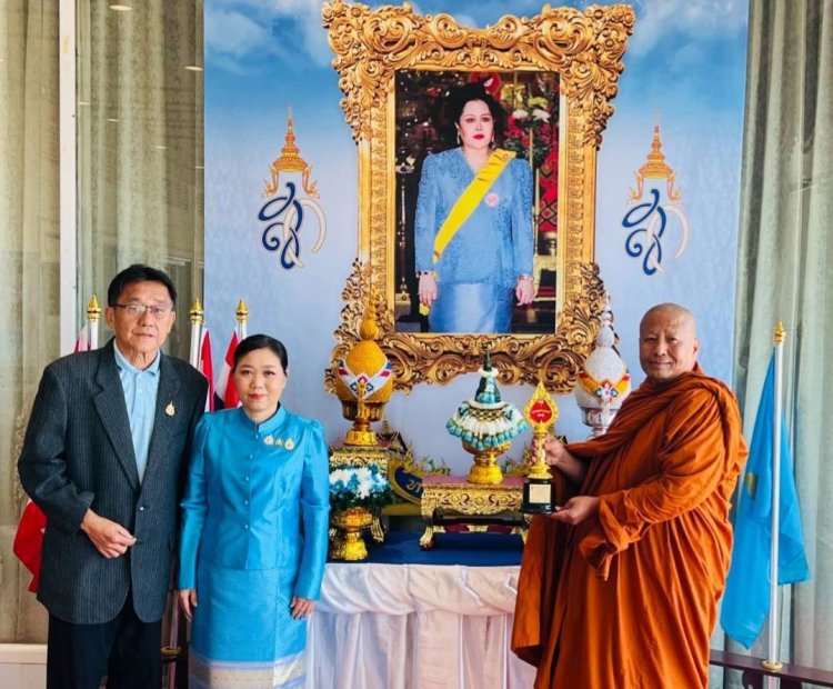หลวงพ่อสมชาย พร้อมด้วย คุณชื่น-สุภาพัณณ์ ลงนามถวายพระพรชัยมงคล
