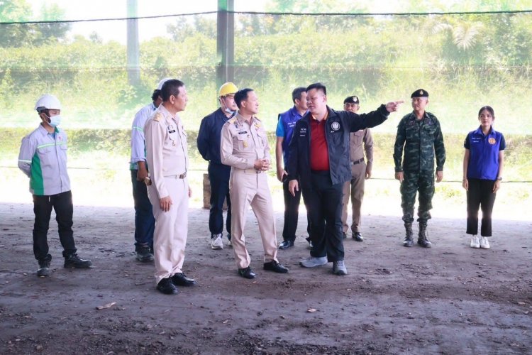 ผู้ว่าฯนราธิวาสลงพื้นที่เยี่ยมให้กำลังผู้ประกอบการแว้งเหยื่อไฟใต้