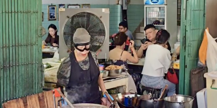 สคบ.บุกตรวจสอบร้านดัง “เจ๊ไฝ” ปมไข่เจียวปู 4,000 บาท สั่งปรับฐานไม่ติดป้ายราคา