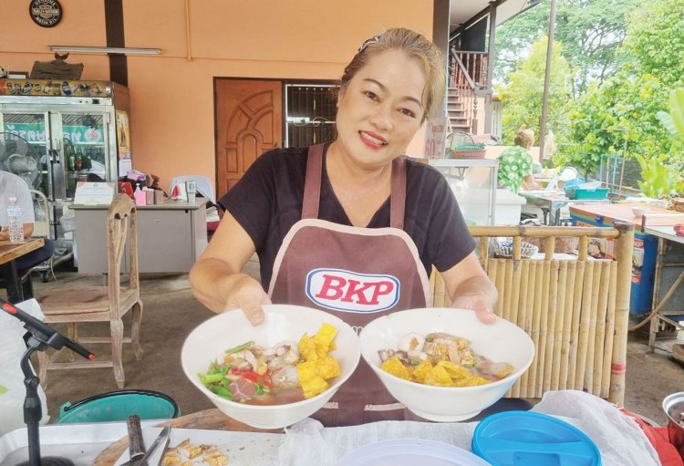 ‘ครัวแม่แหยม’ อุตรดิตถ์ เตี๋ยวโบราณ-หมูกรอบชิ้นยักษ์ ต้นตำหรับเมืองลับแล