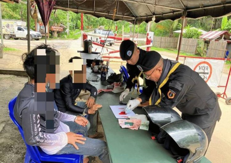 ฉก.ทพ.35 สกัดจับ 2 ผู้ต้องหาค้ายาบ้า ขับจยย.ตระเวนส่งลูกค้าอ.ท่าสองยาง