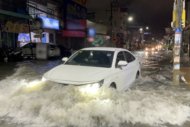 ฝนตกหนักนานกว่า 3 ชั่วโมง น้ำท่วมถนนฉับพลันหลายจุดทั่วเมืองพัทยา