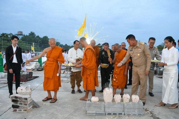 พ่อเมืองชลบุรีเททองหล่อพระสมเด็จองค์ปฐมพระพุทธเจ้า 28 สืบสานพระพุทธศาสนา