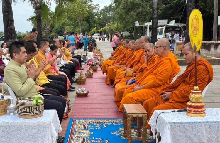 ศรีสะเกษ จัดกิจกรรม "ศรีสะเกษพร้อมใจ นุ่งผ้าไทยใส่บาตร ทำความดี วิถีพอเพียง"