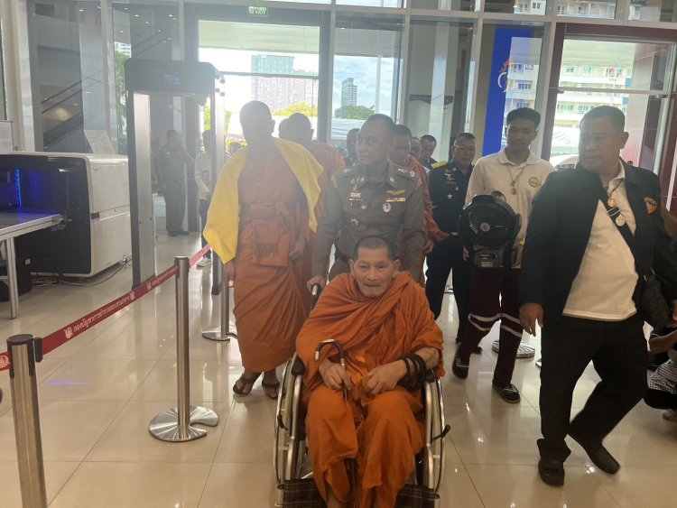 "หลวงปู่ศิลา" เเวะให้กำลังใจตำรวจ-เจิมป้าย ปปป. เสริมสิริมงคล คนแห่ล้นร่วมพิธีนับร้อย