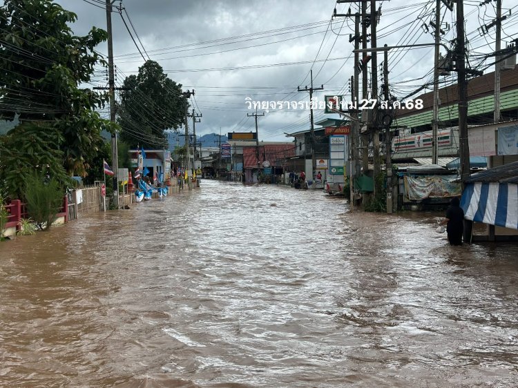 ฝนตกหนัก น้ำป่าทะลักท่วม อ.แม่แจ่ม จมบาดาล ชาวบ้านชี้หนักกว่าปี' 54