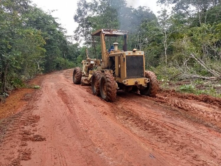 ศรีสะเกษระดมเครื่องจักรกลปรับเกรดถนนขึ้น "ภู มะเขือ"รองรับภารกิจความมั่นคง