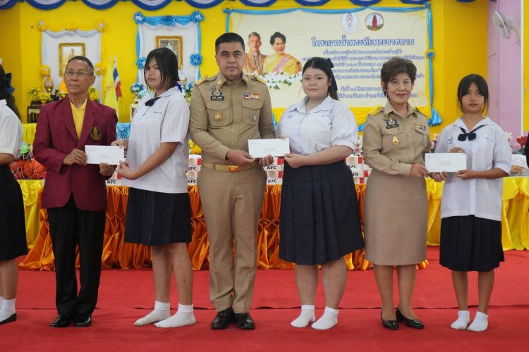 สภาสังคมสงเคราะห์ร่วมกับศรีสะเกษจัดโครงการน้ำพระทัยพระราชทานเลี้ยงอาหารกลางวันและมอบทุนการศึกษา